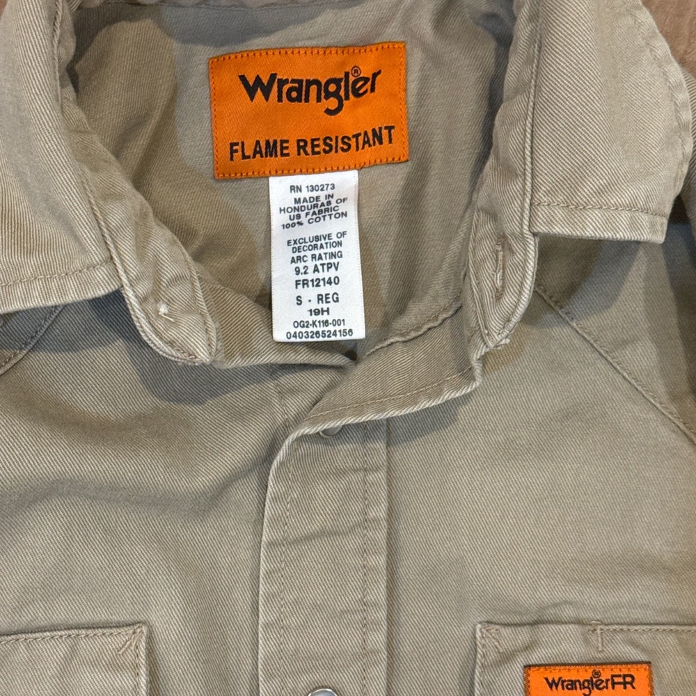 Wrangler men’s Flame Resistant Jacket in Khaki pearl snap